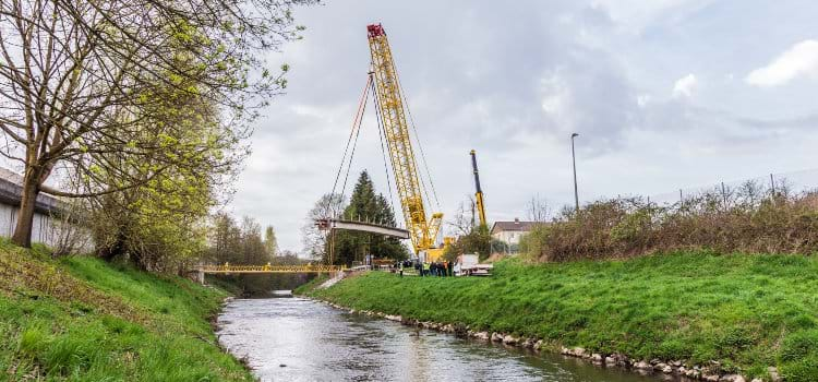 Guindaste sobre esteiras da Terex levanta ponte de concreto no sudoeste alemão