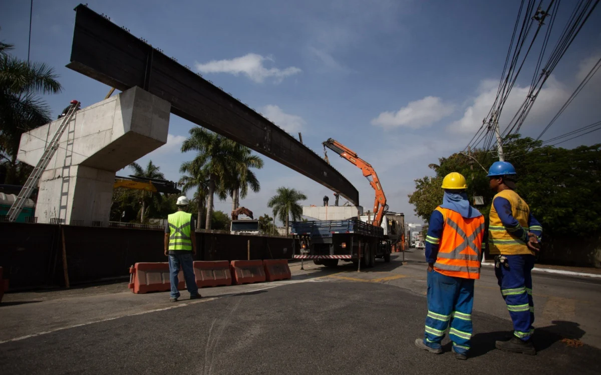 Lançamento de vigas em curva para construção de novo viaduto é antecipado em Volta Redonda
