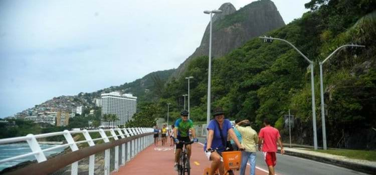 Rio inaugura ciclovia ao longo do costão rochoso da Avenida Niemeyer