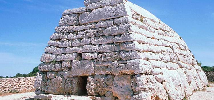 Superfície de um antigo muro de pedra materiais de construção naturais  antiguidade e história espaço de fundo para texto